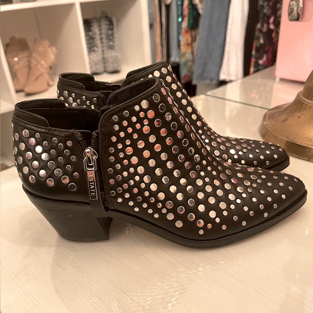 1 State studded booties in leather. Size 6.5